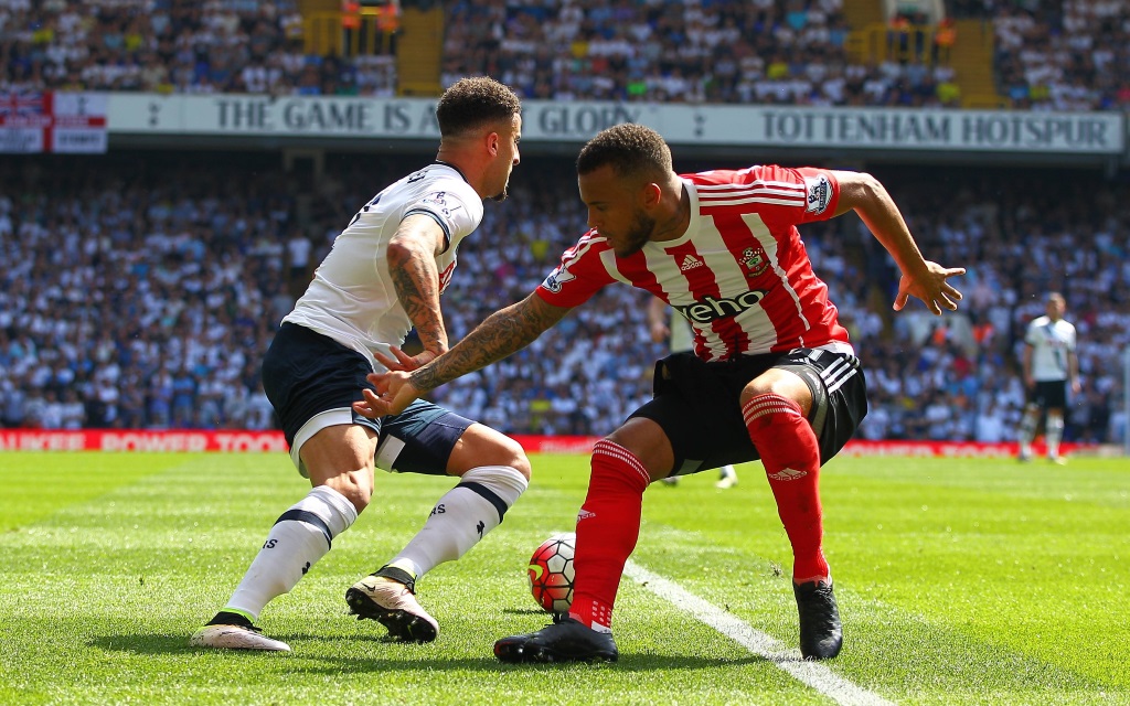 Kyle Walker im Zweikampf mit Ryan Bertrand beim Premier League Spiel der Saison 2015/16 zwischen Tottenham und Southampton