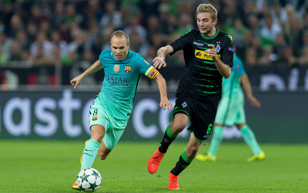 Imago: Gladbachs Kramer (r.) will Barca-Kapitän Iniesta (l.) stoppen.