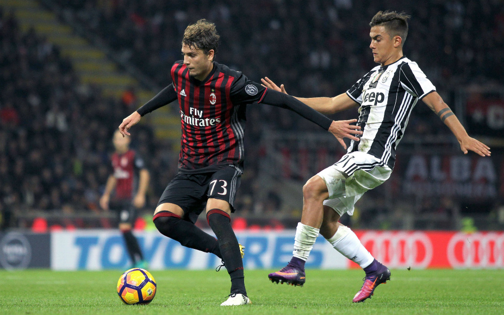 Juves Paulo Dybala (r.) will Milans Manuel Locatelli (l.) den Ball abluchsen.