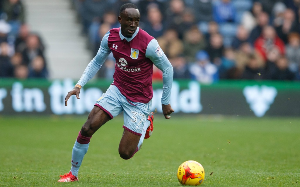 Albert Adomah von Aston Villa im Spiel in der Championship gegen QPR in der Saison 2016/17