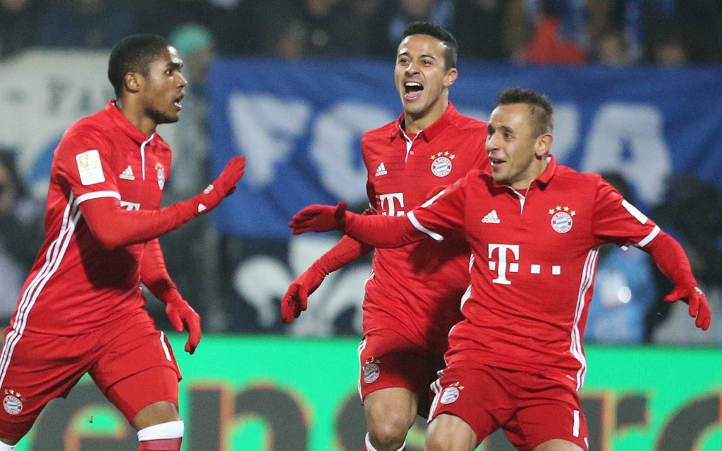 Douglas Costa, Rafinha und Thiago beim Torjubel im Spiel zwischen Darmstadt und Bayern in der Saison 2016/17