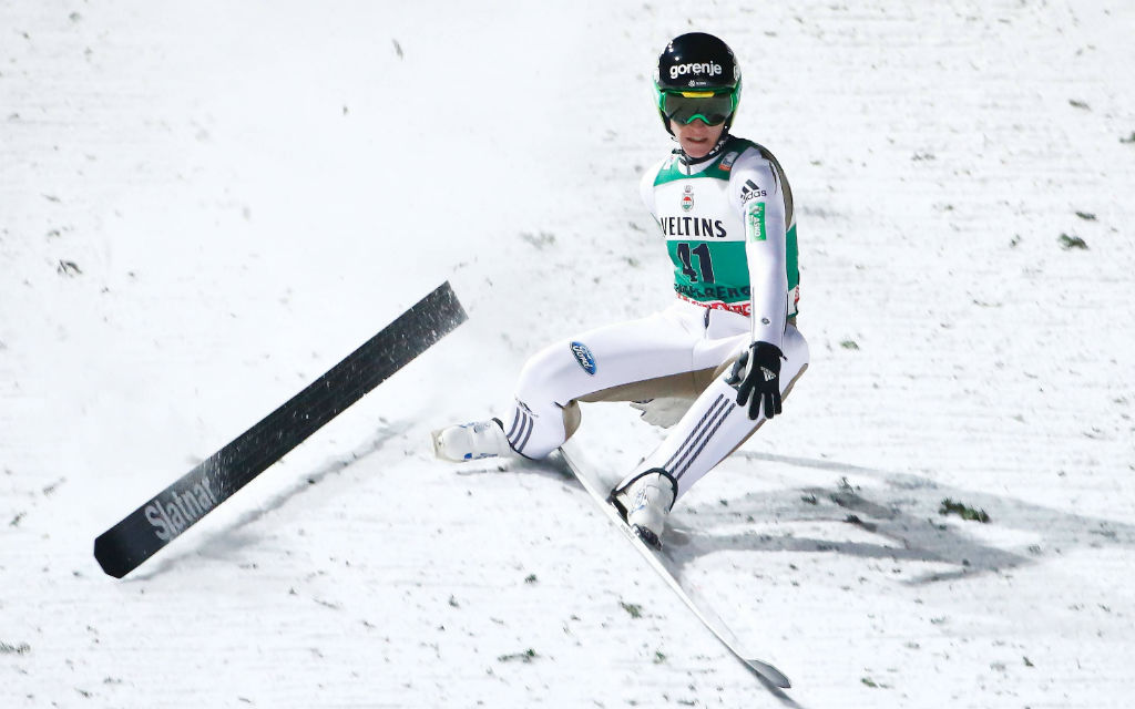 Peter Prevc, Sieger der letzten Vierschanzentournee, stürzte beim letzten Weltcup in Engelberg.