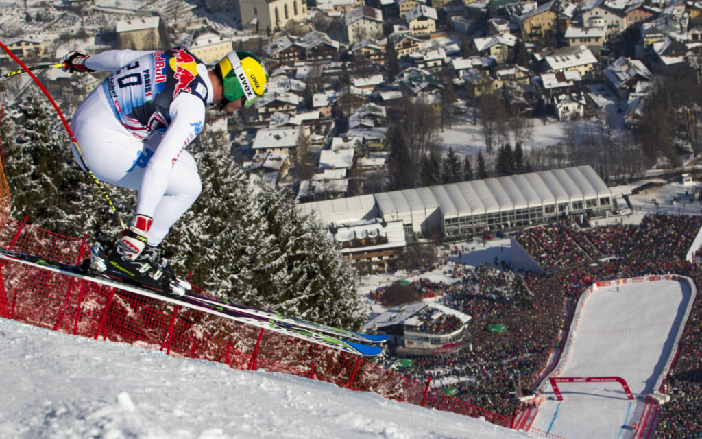 Dominik Paris, der Sieger der Streif von 2013, springt über die Hausbergkante und hat das Ziel vor Augen. Siegt er 2017 erneut?