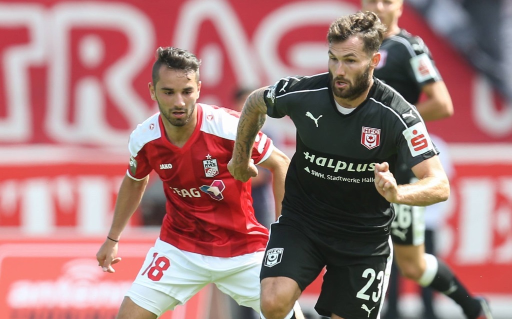 Okan Aydin im Zweikampf mit Sascha Pfeffer im Ligaspiel Rot-Weiß Erfurt gegen Hallescher FC in der Saison 2016/17