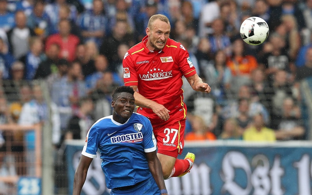 Peniel Mlapa im Zweikampf mit Eroll Zejnullahu im Spiel VfL Bochum gegen Union Berlin in der Saison 2016/17