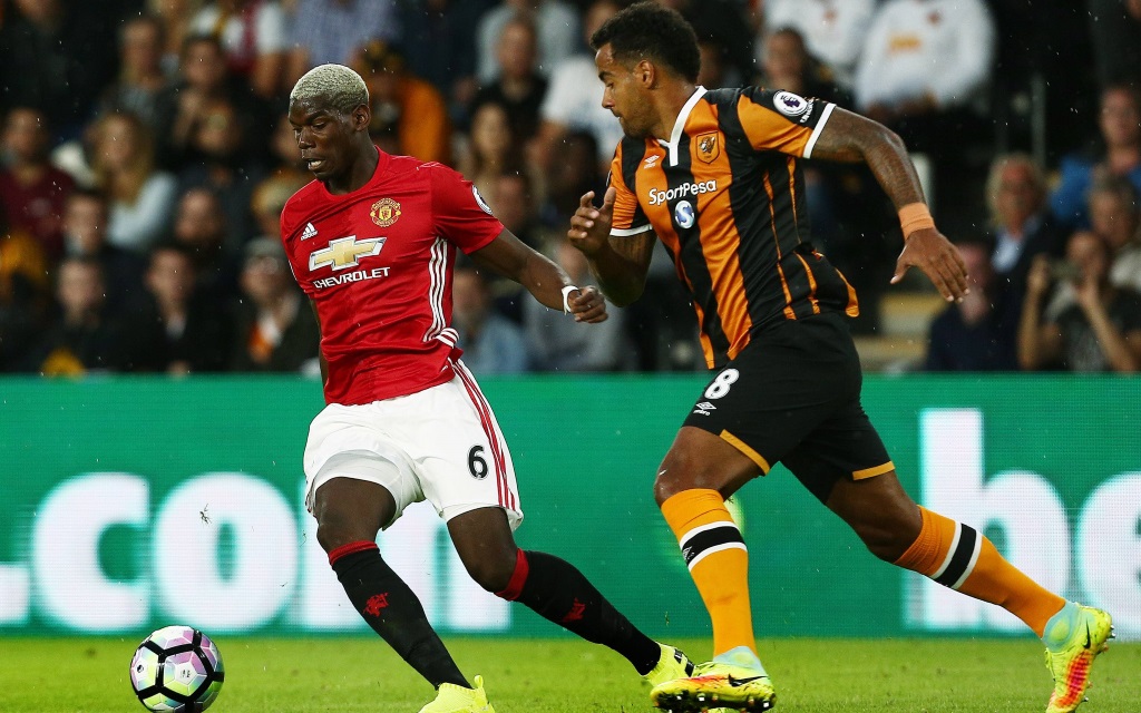 Paul Pogba und Tom Huddlestone im Zweikampf im Spiel zwischen Hull City und Manchester United in der Premier League Saison 2016/17