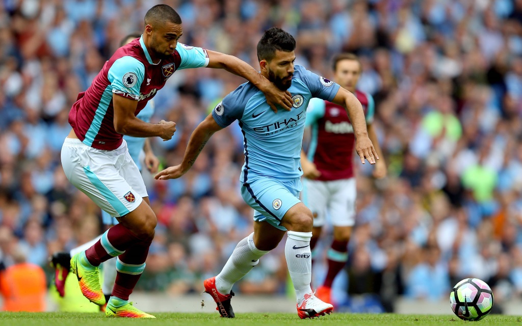 Sergio Agüero im Zweikampf mit Winston Reid im Premier League Spiel zwischen Manchester City und West Ham United in der Saison 2016/17