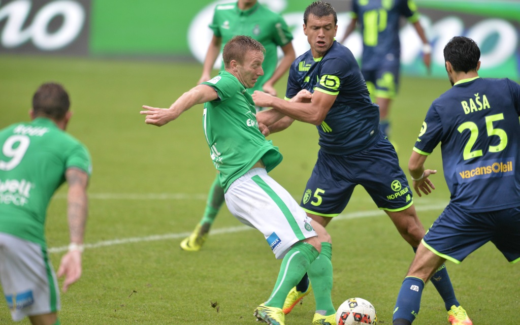 Robert Beric gegen Renato Civelli im Zweikampf im Ligaspiel AS St. Etienne gegen OSC Lille in der Saison 2016/17