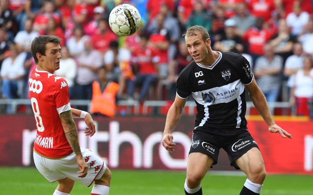 Benito Raman im Zweikampf mit Siebe Blondelle im Ligaspiel Standard Lüttich gegen KAS Eupen in der Saison 2016/17