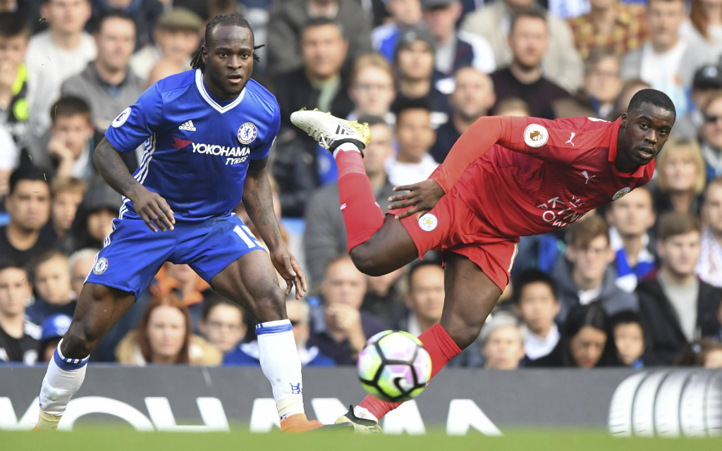 Chelseas Victor Moses (l.) und Leicester Jeffrey Schlupp kämpfen um den Ball.