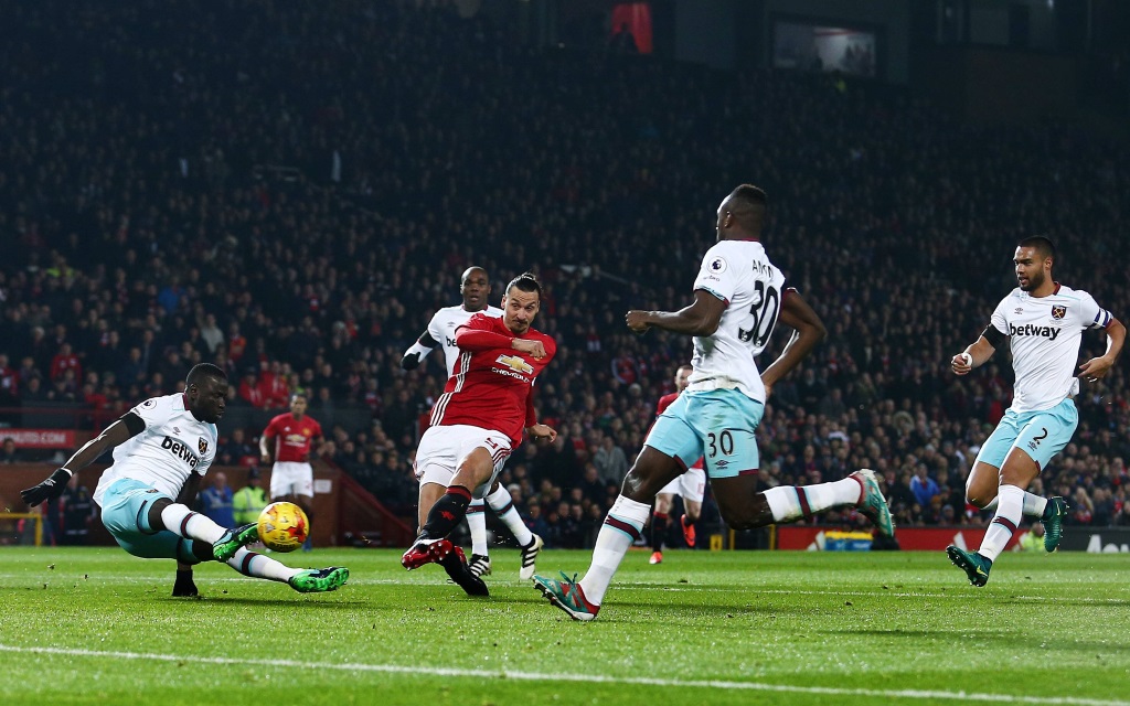 Zlatan Ibrahimovic beim Torschuss im League Cup zwischen West Ham United und Manchester United in der Saison 2016/17