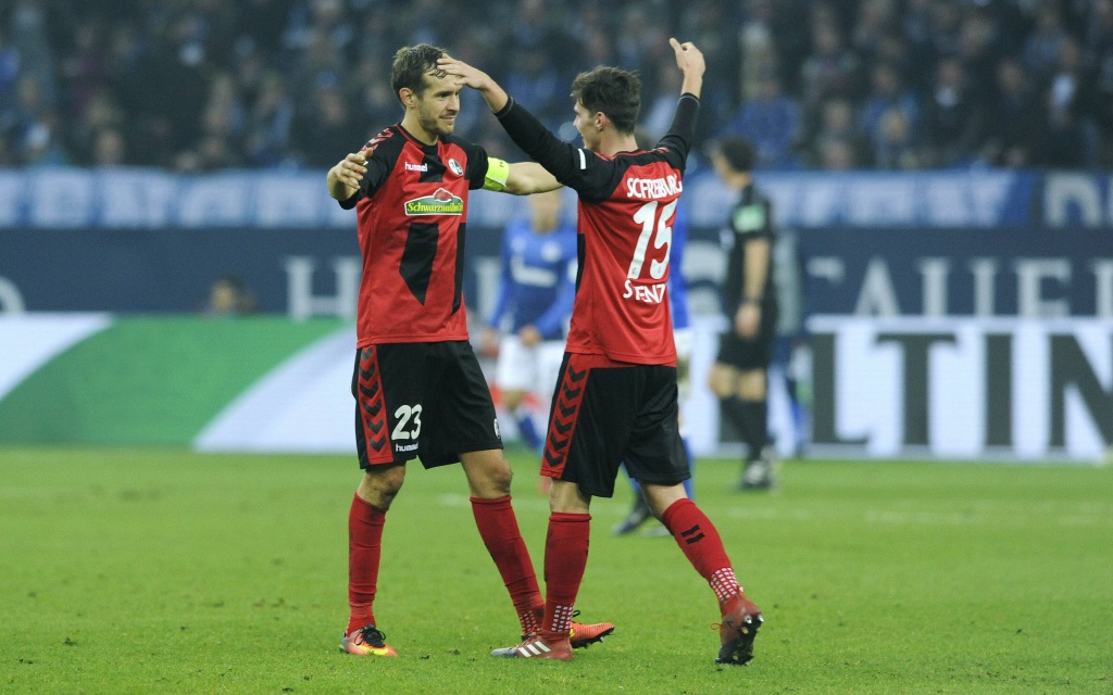 Julian Schuster und Pascal Stenzel beim Torjubel im Spiel SC Freiburg - FC Schalke in der Bundesliga Saison 2016/17