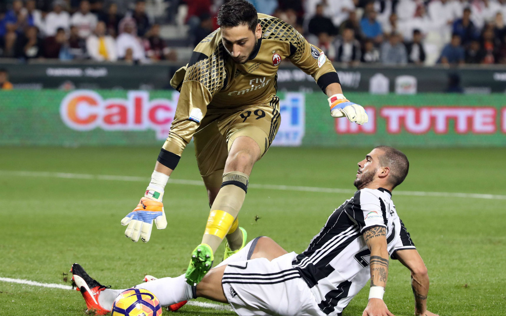 Im Supercoppa-Finale war der AC Mailand um Torwart Gigio Donnarumma (l.) meist schneller am Ball als Juve um Stefano Sturaro (r.). Und wie sieht es am Mittwoch aus?