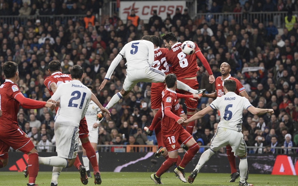 Raphael Varane beim Kopfball im Copa-del-Rey-Achtelfinal-Hinspiel zwischen Real Madrid und FC Sevilla in der Saison 2016/17