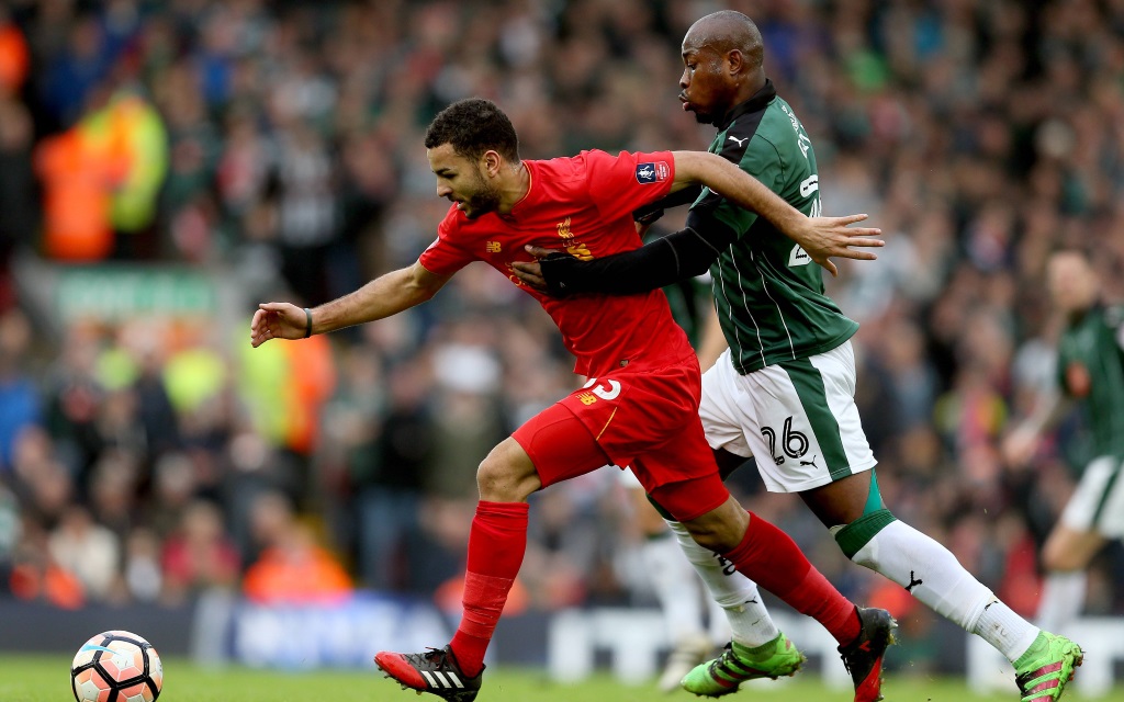 Kevin Stewart im Zweikampf mit Arnold Garita im FA Cup Spiel Liverpool gegen Plymouth in der Saison 2016/17