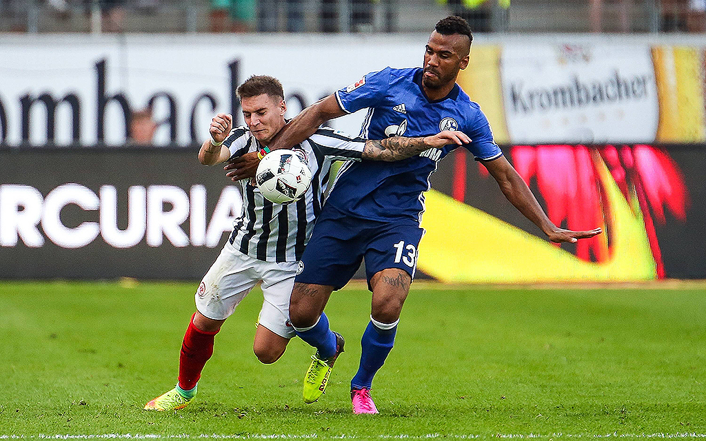 Bundesliga Eintracht Frankfurt - FC Schalke 04: Zweikampf zwischen Guillermo Varela (Eintracht Frankfurt) und Eric Maxim Choupo-Moting (FC Schalke 04)