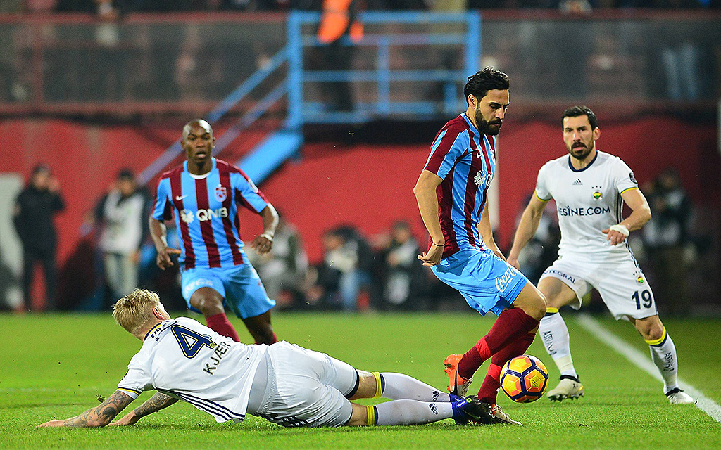 Simon Kjaer (Fenerbahce) gegen Mehmet Ekici (Trabzonspor) im Süper Lig-Spiel Trazonspor gegen Fenerbahce im Avni Aker Stadium in Trabzon am 26. Dez. 2016. Ergebnis: Trabzonspor 0 - Fenerbahce 3