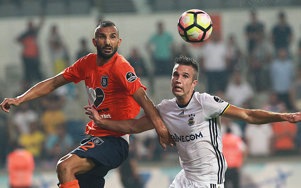 Fenerbahce Istanbul - Istanbul Basaksehir FK Süper Lig im Fatih Terim Stadium in Istanbul. 21. August 2016. Endergebnis: Basaksehir 1 - Fenerbahce 0. Im Bild: Robin van Persie (R) Fenerbahce und Yalcin Ayhan Basaksehir.