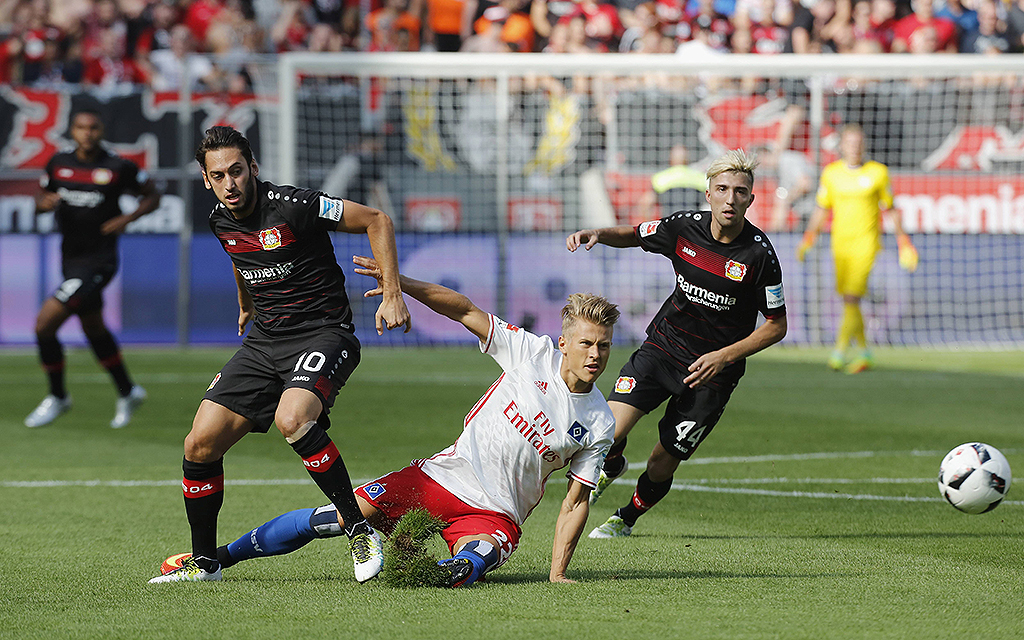 Zweikampf Hakan Calhanoglu (Bayer 04 Leverkusen) gegen Matthias Ostrzolek (Hamburger SV).