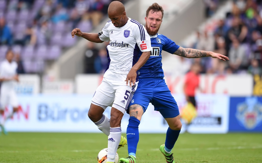 David Pistot (li.) im Zweikampf mit Gerrit Müller (re.) im Spiel VfL Osnabrück - FC Magdeburg in der Saison 2016/17