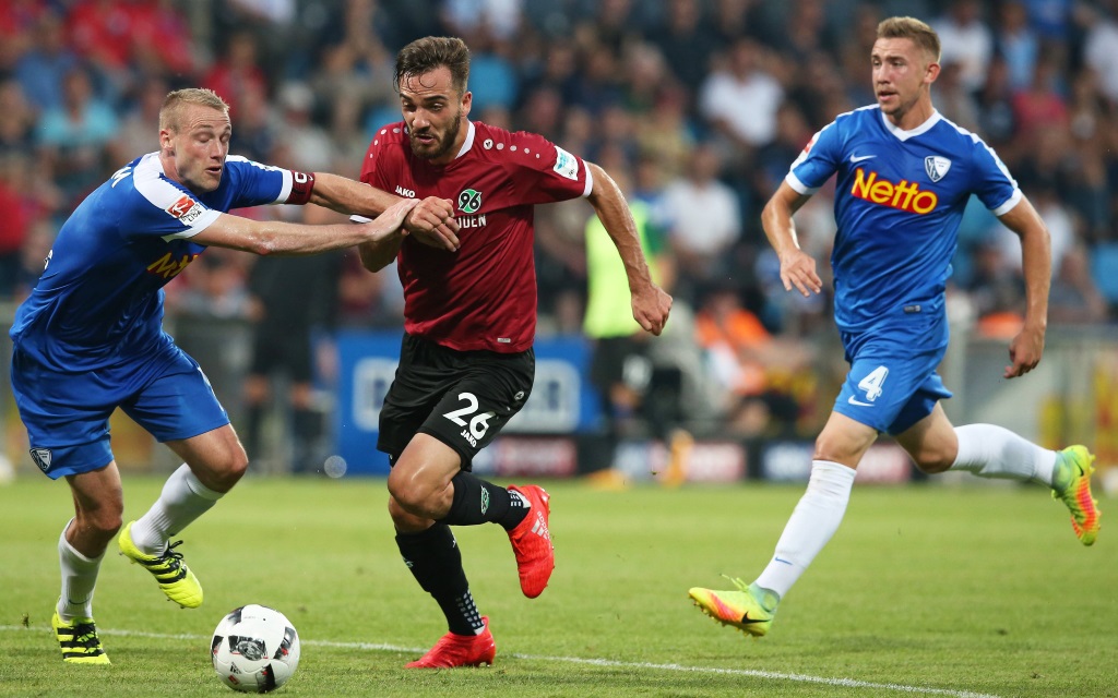 Felix Bastians im Zweikampf mit Kenan Karaman im Spiel VfL Bochum gegen Hannover 96 in der Saison 2016/17