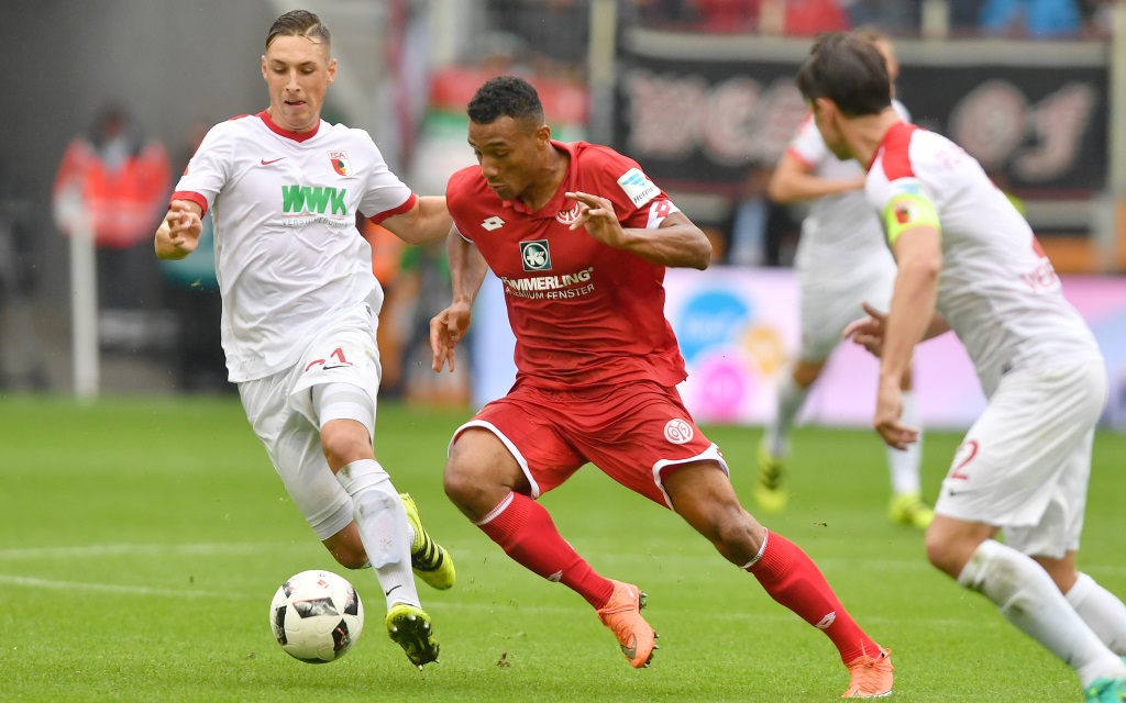 Dominik Kohr bedrängt Karim Onisiwo im Zweikampf im Spiel FC Augsburg gegen FSV Mainz in der Bundesliga-Saison 2016/17