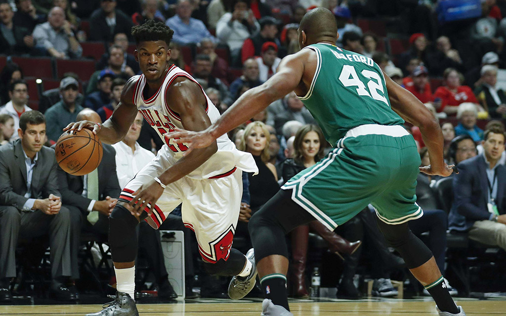 Jimmy Butler (l.) beim Drive gegen Al Horford (r.) während der Partie Chicago Bulls gegen Boston Celtics vom 27. Oktober 2016