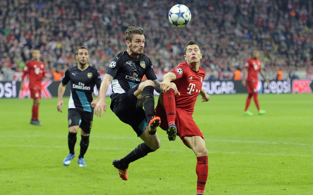 Robert Lewandowski im Zweikampf mit Mathieu Debuchy im Champions-League-Spiel FC Bayern - FC Arsenal in der Saison 2015/16