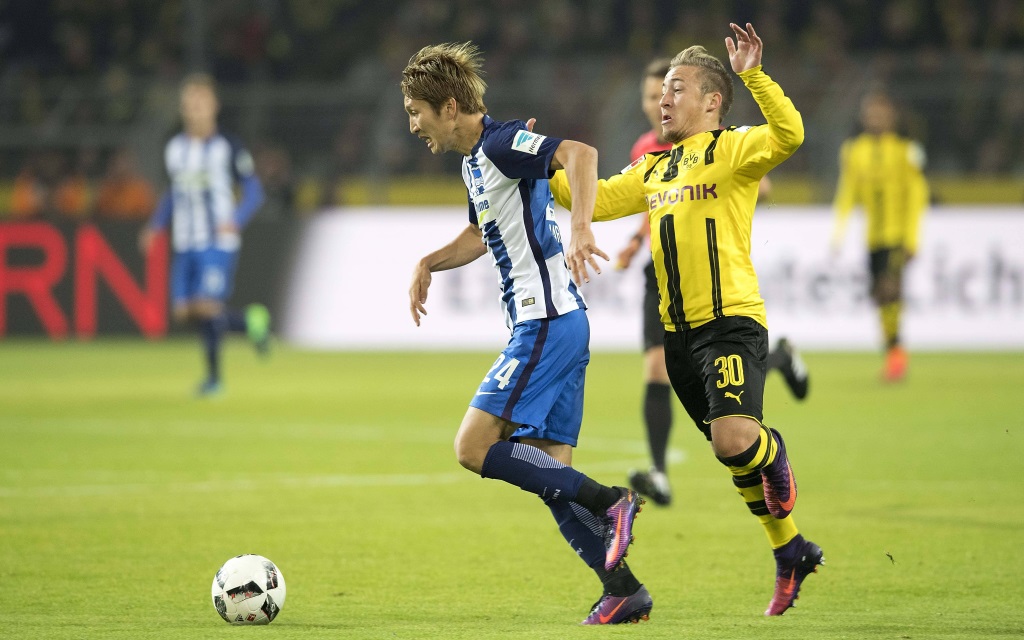 Felix Passlack im Zweikampf mit Genki Haraguchi beim Ligaspiel zwischen Borussia Dortmund und Hertha BSC Berlin in der Saison 2016/17