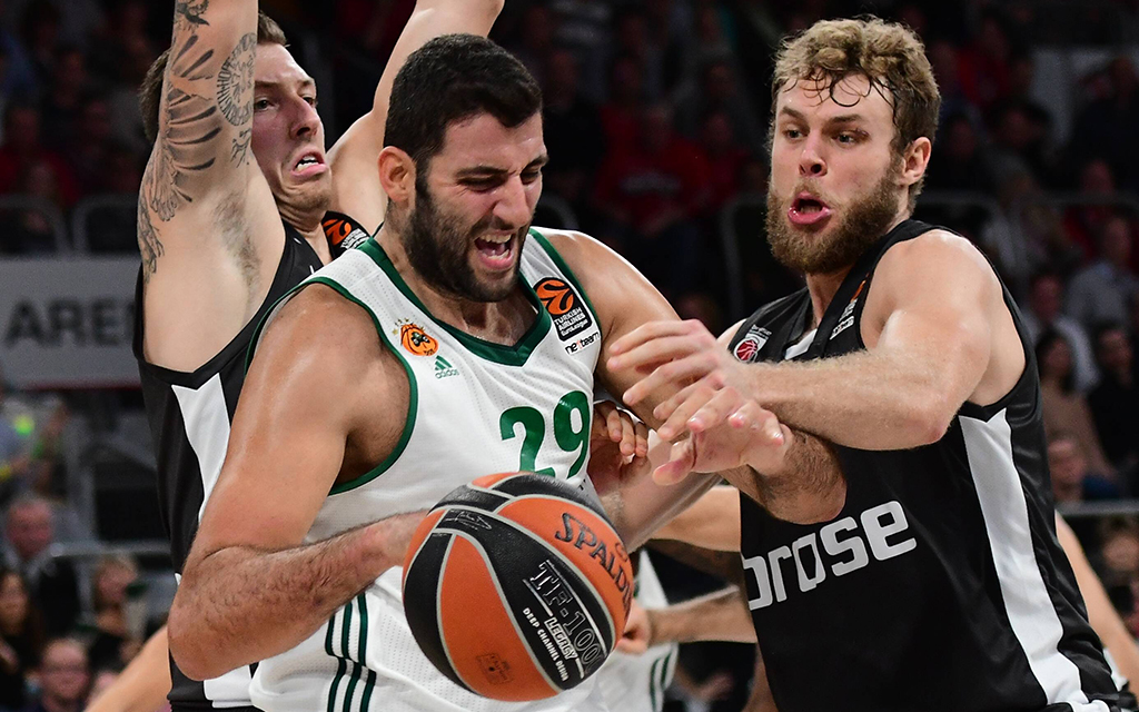 Athens Bourousis (M) im Duell mit den Bambergern Theis (l.) und Melli (r.)