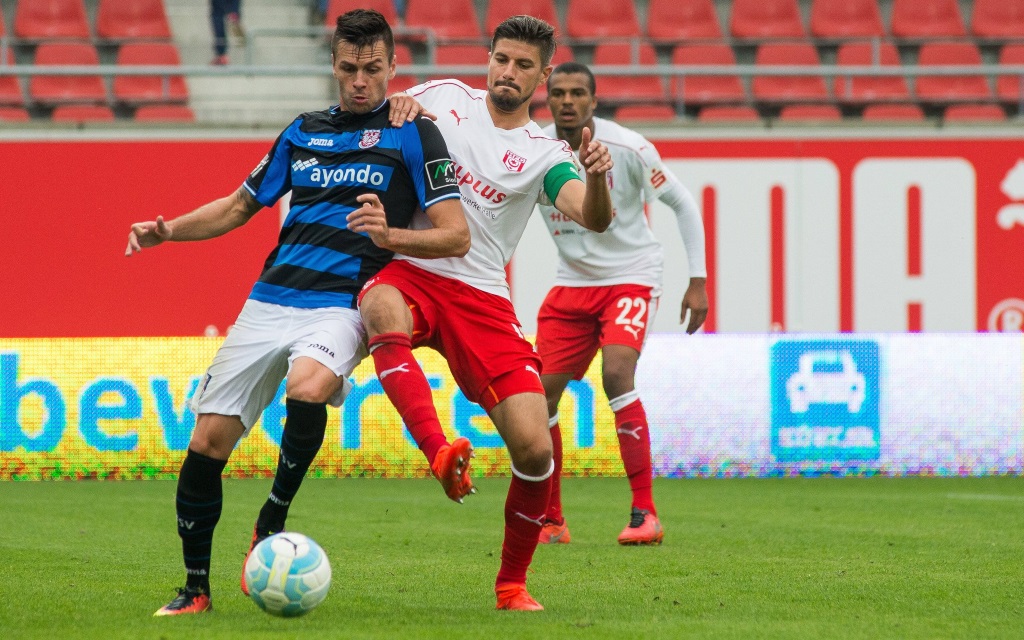 Stefan Kleineheismann attackiert Denis Streker im Spiel Hallescher FC - FSV Frankfurt in der Saison 2016/17