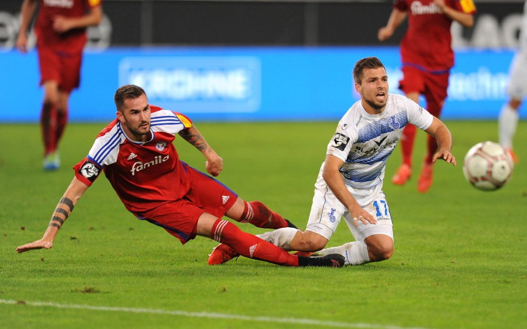 Kevin Wolze (re.) im Zweikampf mit Dominik Schmidt im Spiel Holstein Kiel - MSV Duisburg in der Saison 2016/17.