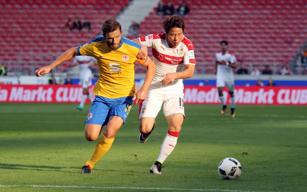 Ken Reichel (li.) im Laufduell mit Takuma Asano im Zweitliga-Spiel VfB Stuttgart - Eintracht Braunschweig in der Saison 2016/17