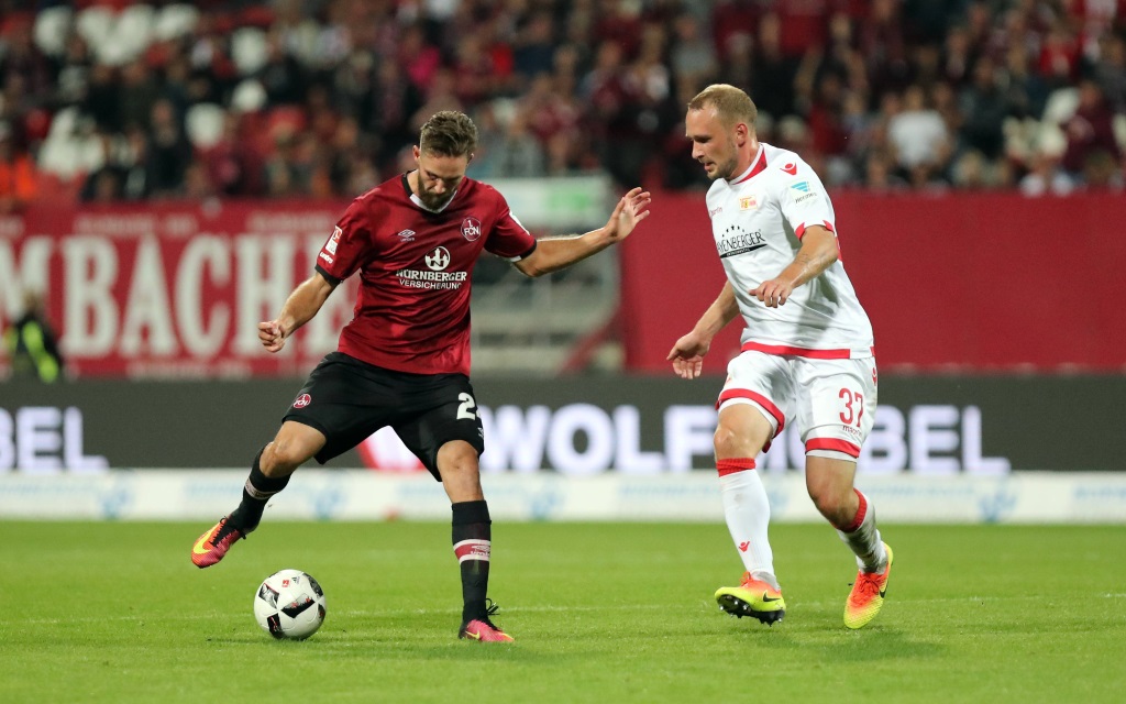 Tim Matavz (li.) im Zweikampf mit Toni Leistner im Ligaspiel 1.FC Nürnberg - Union Berlin in der Saison 2016/17.