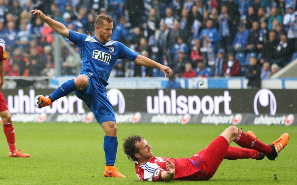 Gerrit Müller (li.) im Zweikampf mit Dominic Peitz (re.) im 3.Liga-Spiel 1.FC Magdeburg - Holstein Kiel.