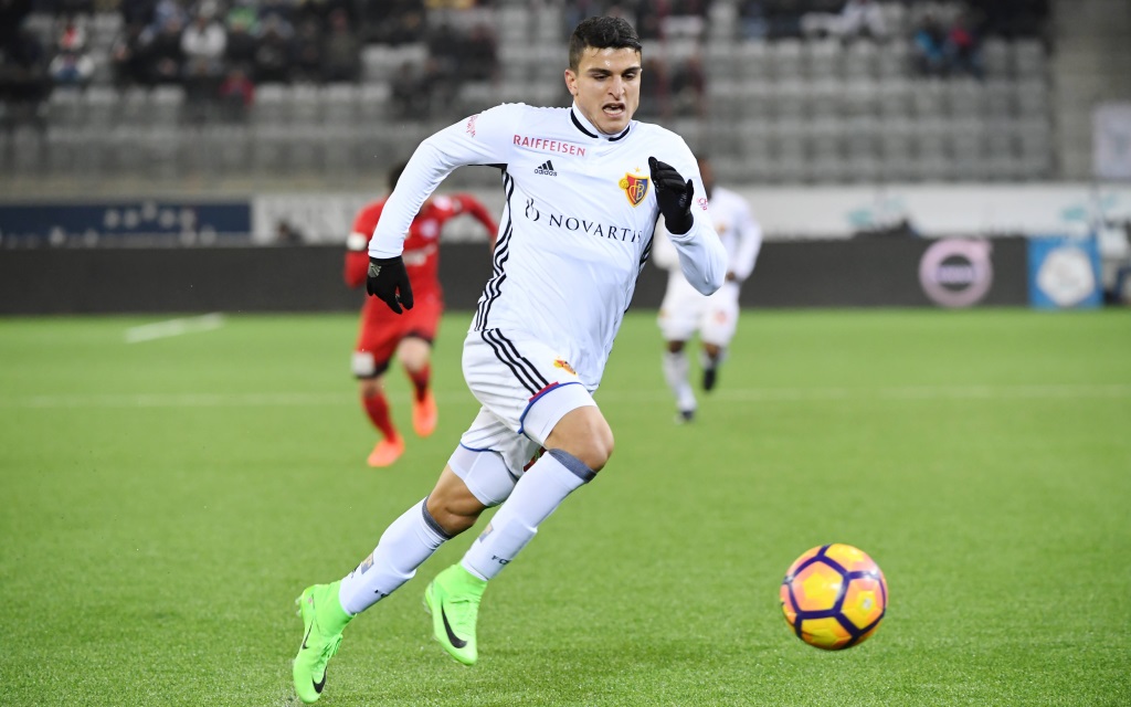 Mohamed Elyounoussi dribbelt mit dem Ball im Spiel FC Thun gegen FC Basel in der Super League Saison 2016/17