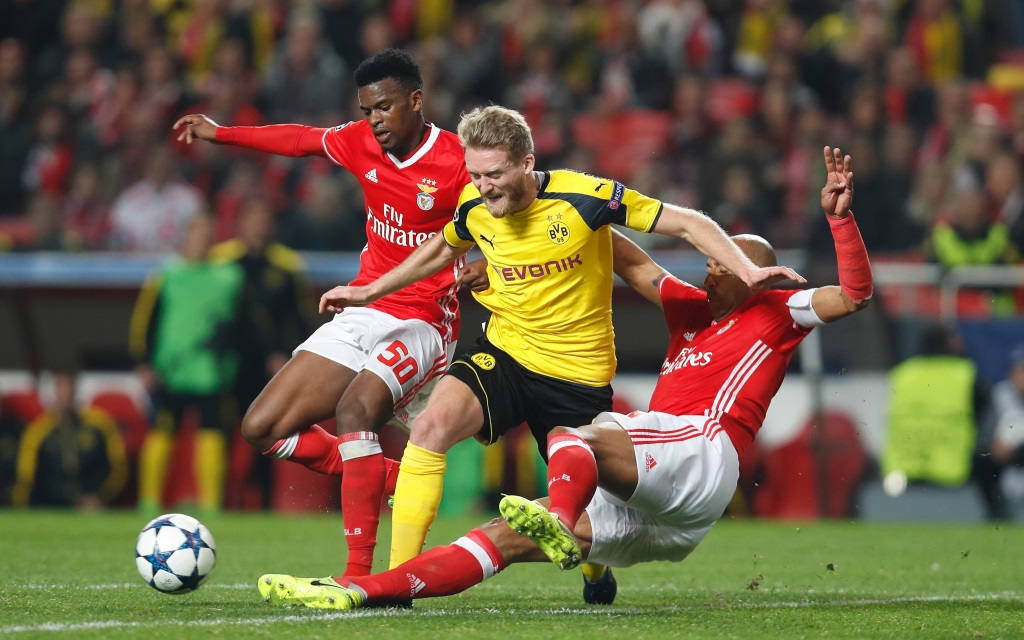 Andre Schürrle von Nelson Semedo und Luisao in die Zange genommen beim Champions-League-Spiel Benfica - Borussia Dortmund in der Saison 2016/17