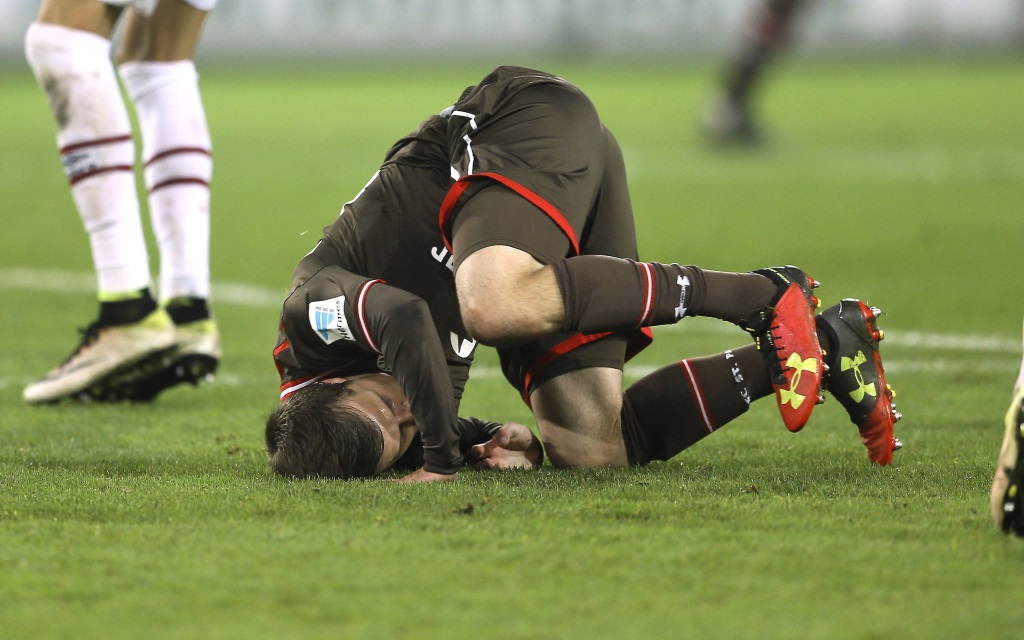 Richard Neudecker am Boden im Spiel zwischen dem FC St. Pauli und dem 1.FC Nürnberg in der Saison 2016/17