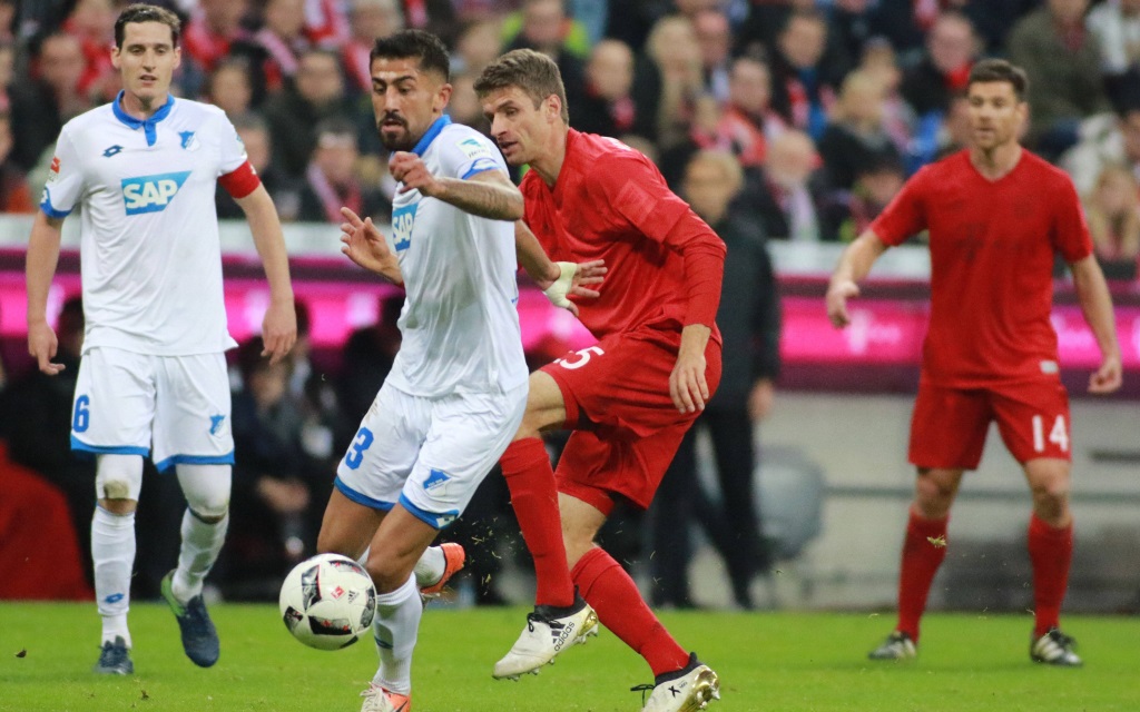 Thomas Müller bedrängt Kerem Demirbay im Spiel FC Bayern gegen TSG Hoffenheim in der Saison 2016/17