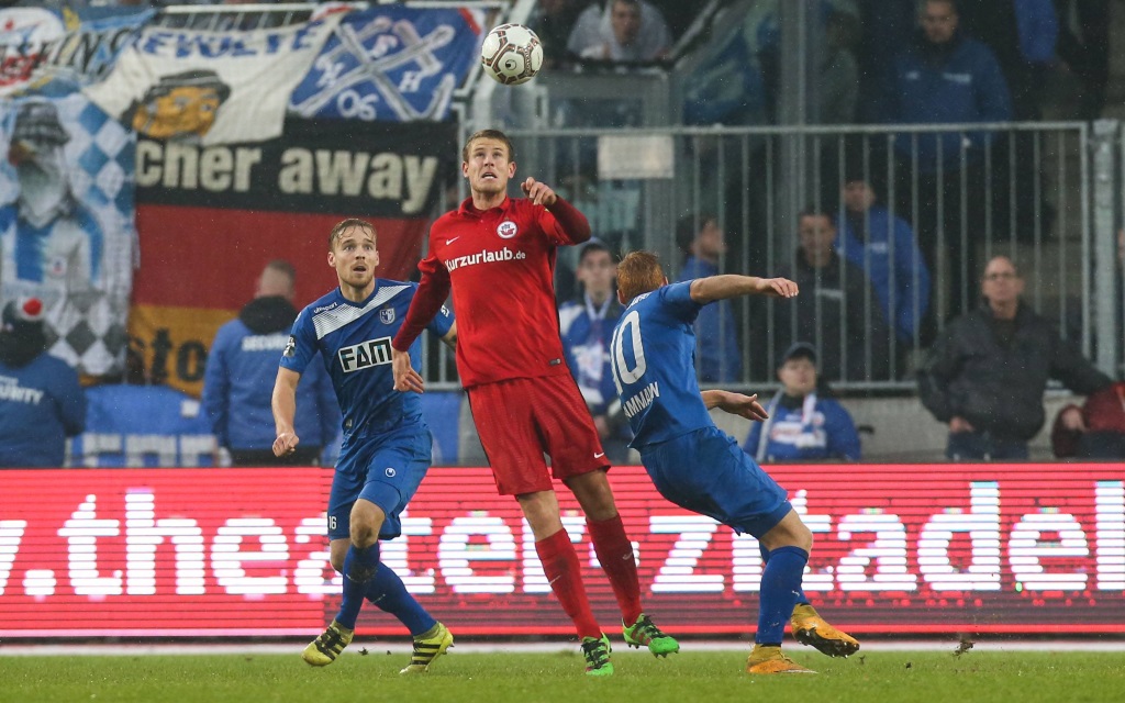 Tommy Grupe beim Kopfball im Spiel 1.FC Magdeburg - Hansa Rostock in der Saison 2016/17.