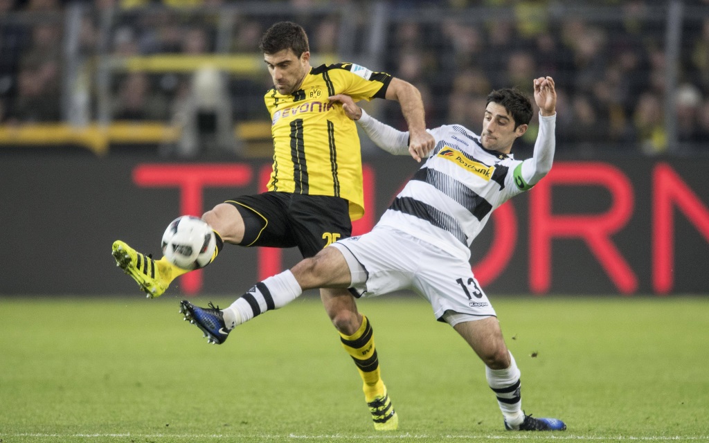 Sokratis im Zweikampf mit Lars Stindl im Spiel Borussia Dortmund - Borussia Mönchengladbach in der Saison 2016/17.