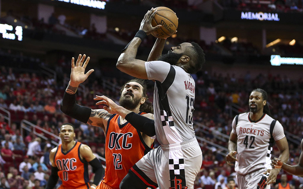 Houston Harden im Duell mit Thunder-Center Adams