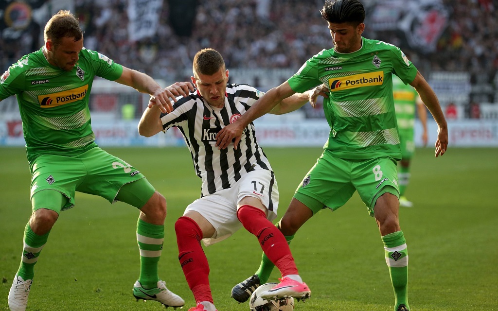 Ante Rebic wird von Tony Jantschke und Mo Dahoud bedrängt im Ligaspiel Eintracht Frankfurt gegen Mönchengladbach.