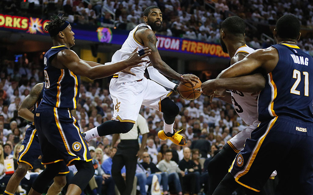 Cavaliers Star-Point-Guard Irving im Zweikampf mit Nachwuchstalent Turner von den Indiana Pacers