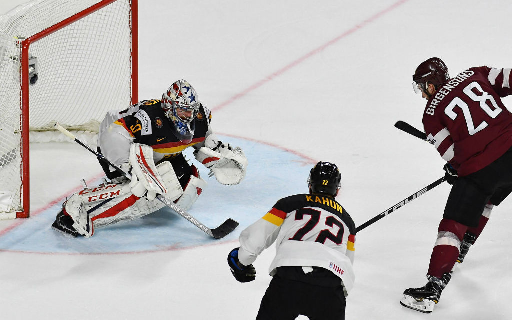 Deutschland mit Keeper Grubauer (l.) will im WM-Viertelfinale gegen Kanada für eine Überraschung sorgen.