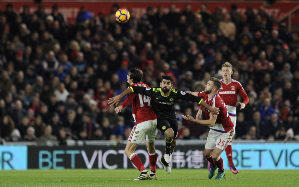 Diego Coste setzt sich gegen Marten de Roon und Calum Chambers durch im Spiel FC Middlesbrough - FC Chelsea.