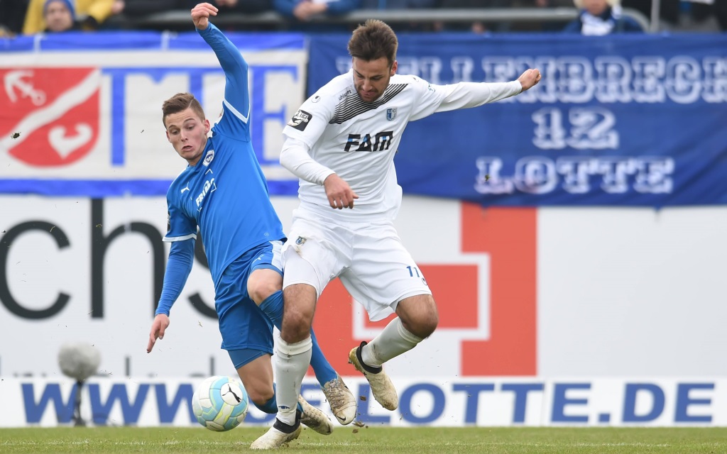 Moritz Heyer im Zweikampf mit Marius Sowislo im Spiel Sportfreunde Lotte - 1.FC Magdeburg in der Saison 2016/17.