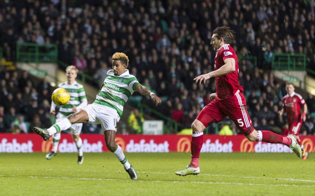 Scott Sinclair bei der Ballannahme im Spiel zwischen Celtic Glasgow und dem FC Aberdeen in der Saison 2016/17.