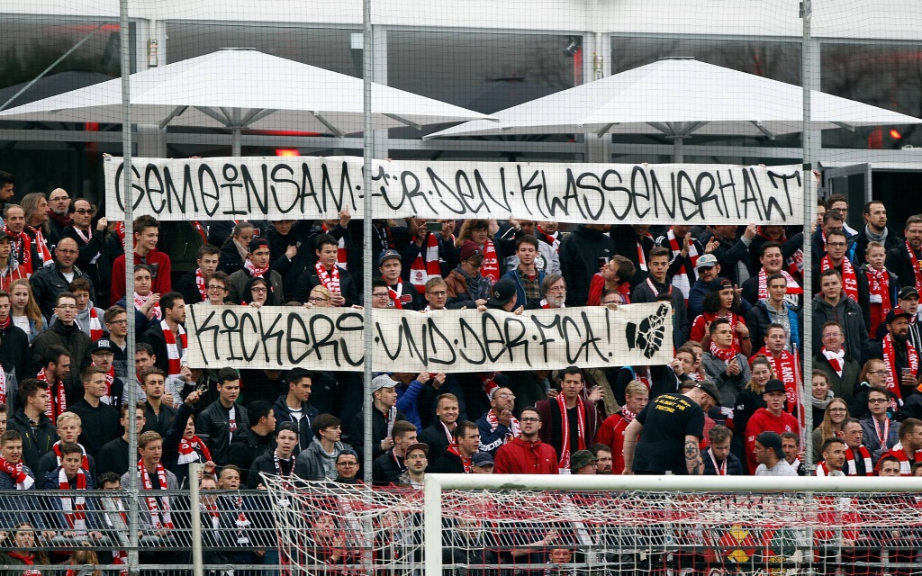 Würzburger Fans im Spiel zwischen den Würzburger Kickers und Hannover 96 in der Saison 2016/17.