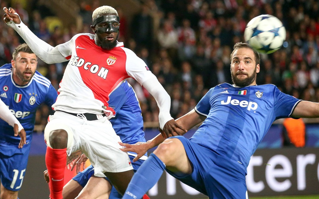 Timoue Bakayoko im Zweikampf mit Gonzalo Higuain im Champions League Spiel AS Monaco - Juventus Turin.